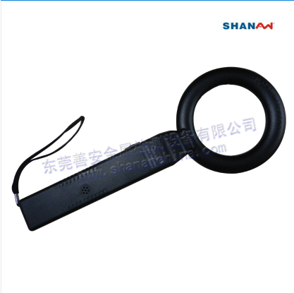 挖出炮彈，金屬探測儀不停的“滴滴”發出警報